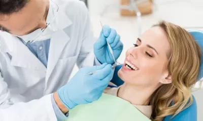 Скидка 10% на первый прием стоматолога: терапевтическое лечение и хирургические услуги.