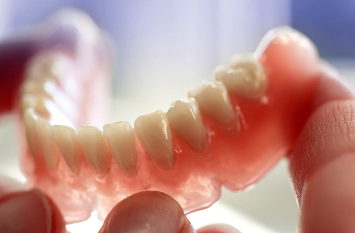 Какие самые лучшие съемные зубные протезы?